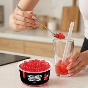 Popping Boba Truskawka 350g – dodawanie kulek popping boba do napoju za pomocą łyżeczki