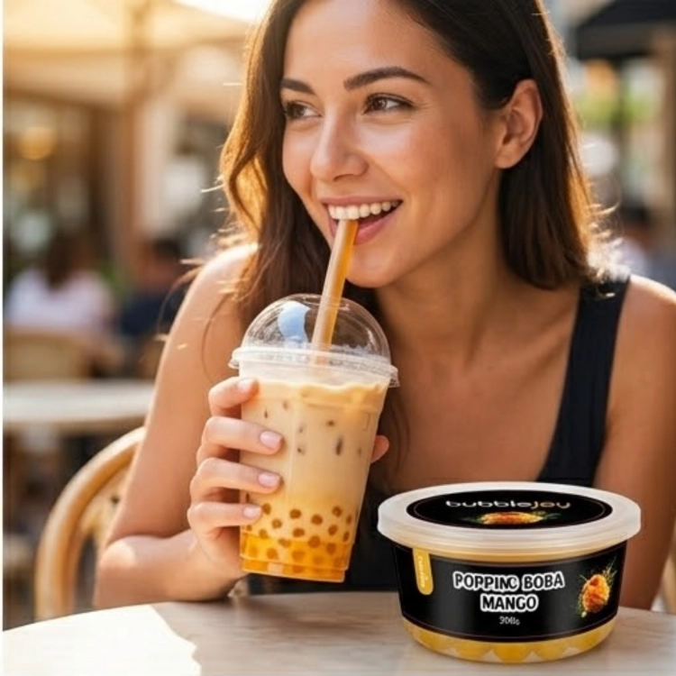 Bubble tea z Popping Boba Mango 350g podczas degustacji napoju tropikalnego