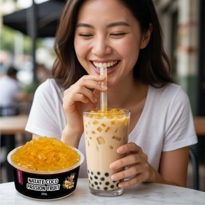 Kobieta pijąca bubble tea z dodatkiem galaretki kokosowej Natate Coco Marakuja 350g
