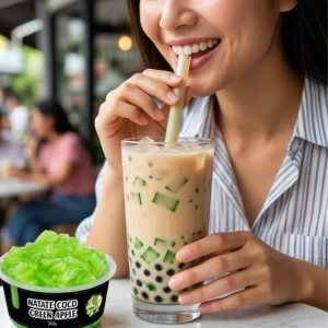 Natate Coco Zielone Jabłko 350g – kobieta pijąca bubble tea z galaretką kokosową w kawiarni
