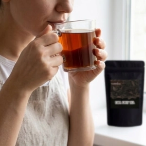 bubblejoy-earl-grey-herbata-czarna-kobieta-pije-herbate.png