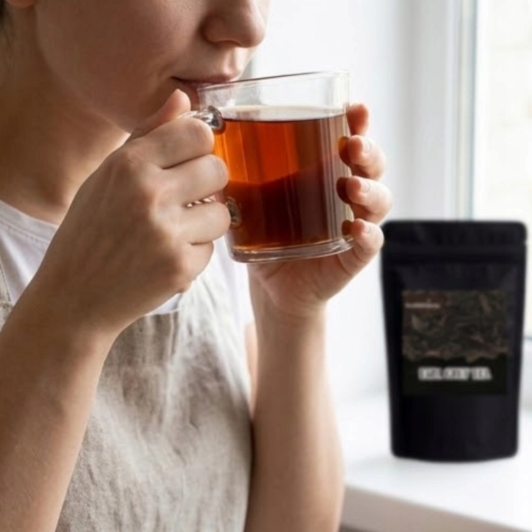 bubblejoy-earl-grey-herbata-czarna-kobieta-pije-herbate.png