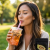 kobieta-pije-mleczne-bubble-tea.png