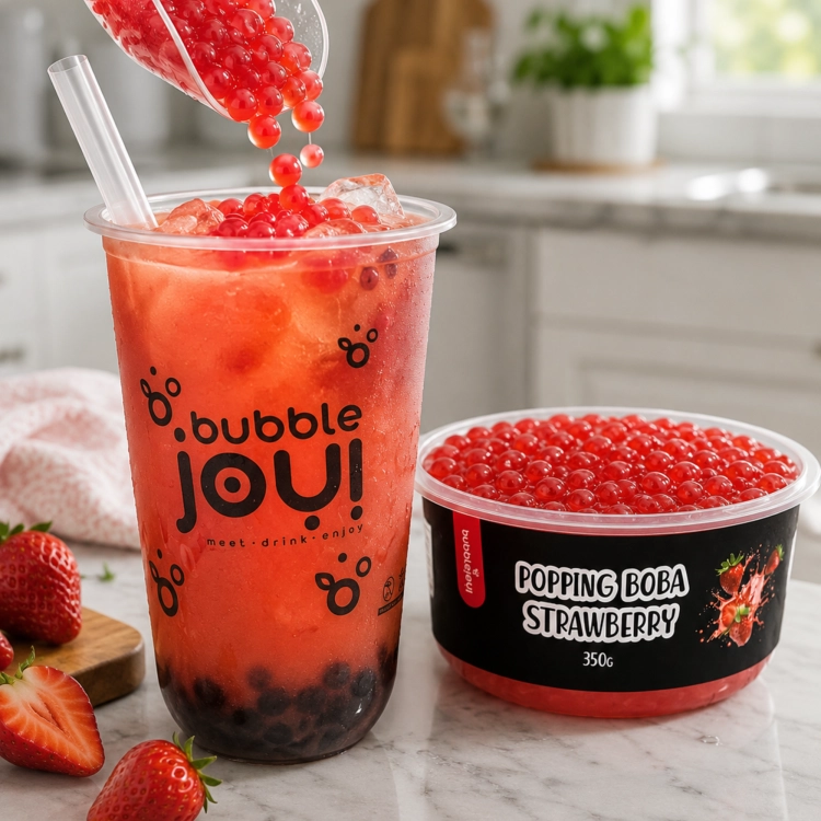 bubblejoy-popping-boba-truskawka-strawberry-350g-04-nalewanie-do-napoju.jpg.png