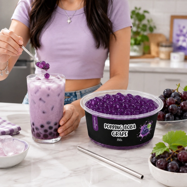 bubblejoy-popping-boba-winogrono-grape-350g-06-nalewanie-lyzka-kuchnia.jpg.png