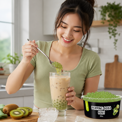 bubblejoy-popping-boba-kiwi-350g-01-kobieta-nalewanie-lyzka-kuchnia.jpg.png